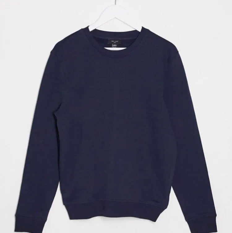 en mörkblå sweatshirt köpt på asos från killavdelningen💓 är i en storlek xs men skulle säga att den är mer som en oversized S. Hoodies.