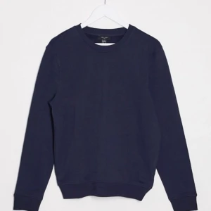 mörkblå sweatshirt - en mörkblå sweatshirt köpt på asos från killavdelningen💓 är i en storlek xs men skulle säga att den är mer som en oversized S