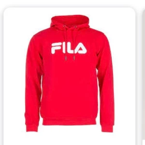 Röd Fila Hoodie - Säljer denna röda Fila hoodie i superbra skick! Köpt i somras för typ 600-800kr ❤️ Storlek S herr, skulle säga M dam ❤️🥺 159+ 63kr för frakten! Pris kan diskuteras 🥰🥰