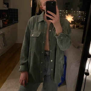 manchesterskjorta - Supersnygg skjorta i mörkgrön färg! Sitter snyggt oversized, perfekt att ha som den är, med linne under och även snygg med hoodie under! Älskar denna modell, säljer denna då jag har den i andra färger som jag använder mer frekvent. Mycket lite använd! Köpt på gina tricot för 400kr. PRIS KAN DISKUTERAS! Kom med bud 🥰