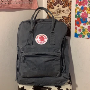 Grå Kånken ryggsäck! - Detta är en äkta grå Kånken ryggsäck som inte har några hål eller fläckar. Ryggsäcken har bara varit på min vind i ett tag nu så vrf inte bara sälja den här! 