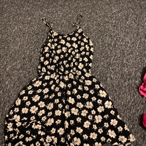 Blommig byxadress  - En somrig byxdress, storlek 36 motsvarar S