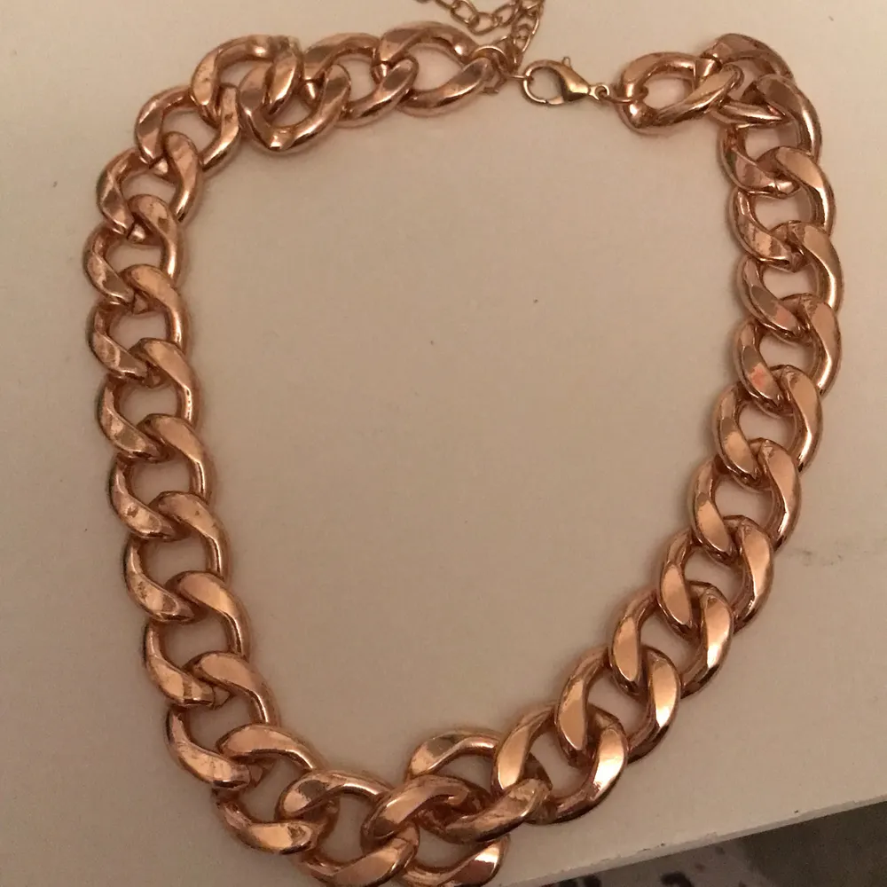 Säljer min halsband som är användt 1 gång , helt ny  färgen guld. Accessoarer.