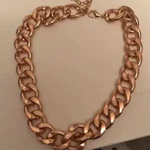 Säljer min halsband som är användt 1 gång , helt ny  färgen guld
