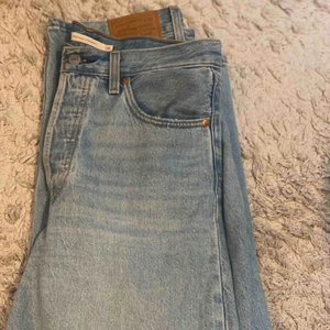 - Levis ribcage jeans, fint skick storlek 28! Så fin färg😍 