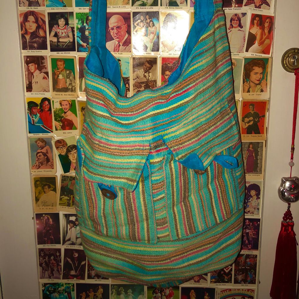 Cool vintage axelväska! I snyggt slitet skick. Framsidan är lite solblekt, men ser fint ut! Den går att stänga med dragkedja och har även minificka på själva axelrämmen, även två fickor där fram! Rymlig o bra. Möts upp i stockholm eller skickar! 💘. Väskor.