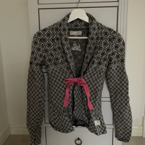 Odd Molly-kofta mörk marin/gråvit, storlek 0 - Odd Molly-kofta i mörk marin/gråvit, storlek 0. Knyts fram i mitten.