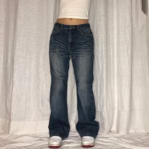 Snygga baggy jeans från Esprit! Midjemått: 88cm innerbenslängd: 80cm💗 
