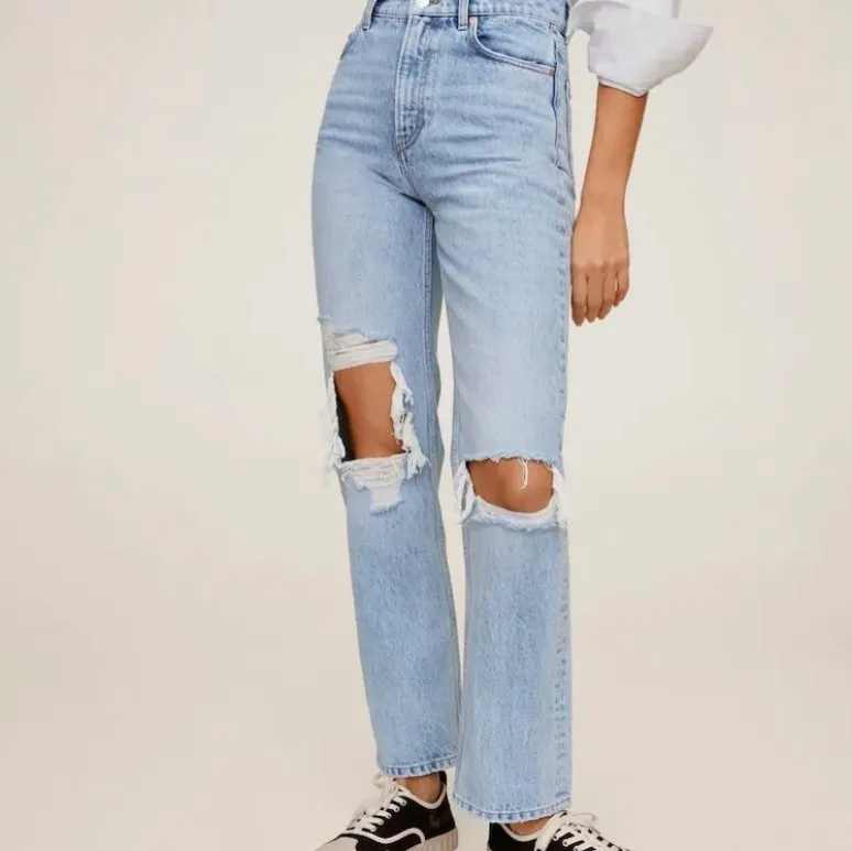 Säljer nu mina absoluta favorit jeans ifrån Mango i strl 34! De är slutsålda överallt och passar mig jätte bra som är 170 cm och har W24/W25 i andra jeans. HÖGSTA BUD : 820kr💗. Jeans & Byxor.