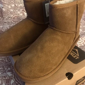 Bruna/Brown Mckinley uggs skor i stl 39 - Helt nya super snygga och varma(!) Mckinley uggs stl 39 i en brun färg som är helt fodrade. köpta på Intersport för 400kr under hösten 2019, tror inte dem säljs längre. Tyvärr har dom bara stått i garderoben, Vid mer frågor/bilder tveka inte att skriva!🥰❤️      Skulle intresset vara högt så införs budgivning. 
