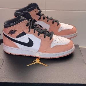 Jordan 1 mid pink quartz  - Jordan 1 mid pink quartz str39. Fick de i julklapp med de är lite för små. Använt de 2-3 gånger sen dess. Skriv vid intresse, fler bilder, prisförslag mm⭐️ köparen står för frakt