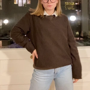 Brun Levis sweatshirt  - Så cool brun Levis sweatshirt i väldigt bra skick. Storlek L men blir jättesnygg oversized. BUDA från 300kr med 10kr mellanrum.