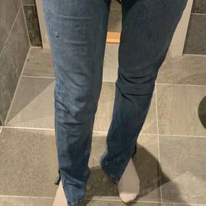 Blåa långa jeans med slits & slitningar, superfina men säljer pga att dom inte kommer till användning, använt fåtal gånger så i jätte bra skick, säljer för 165kr + frakt, skriv privat för fler bilder 💖