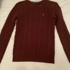 Ralph lauren stickat - Casmere tröja ,köpt för 2200kr Använd ett par gånger , inga skador. Nypris 500kr Storlek S