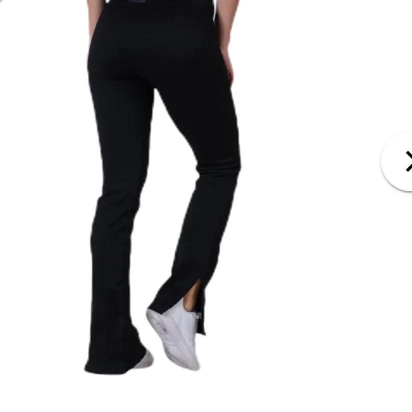 Svarta snygga jeans med slit längst ner. Knappt använda och slutsålda på hemsidan! Köpta på Zara för 500, säljer för 200kr🥰. Jeans & Byxor.