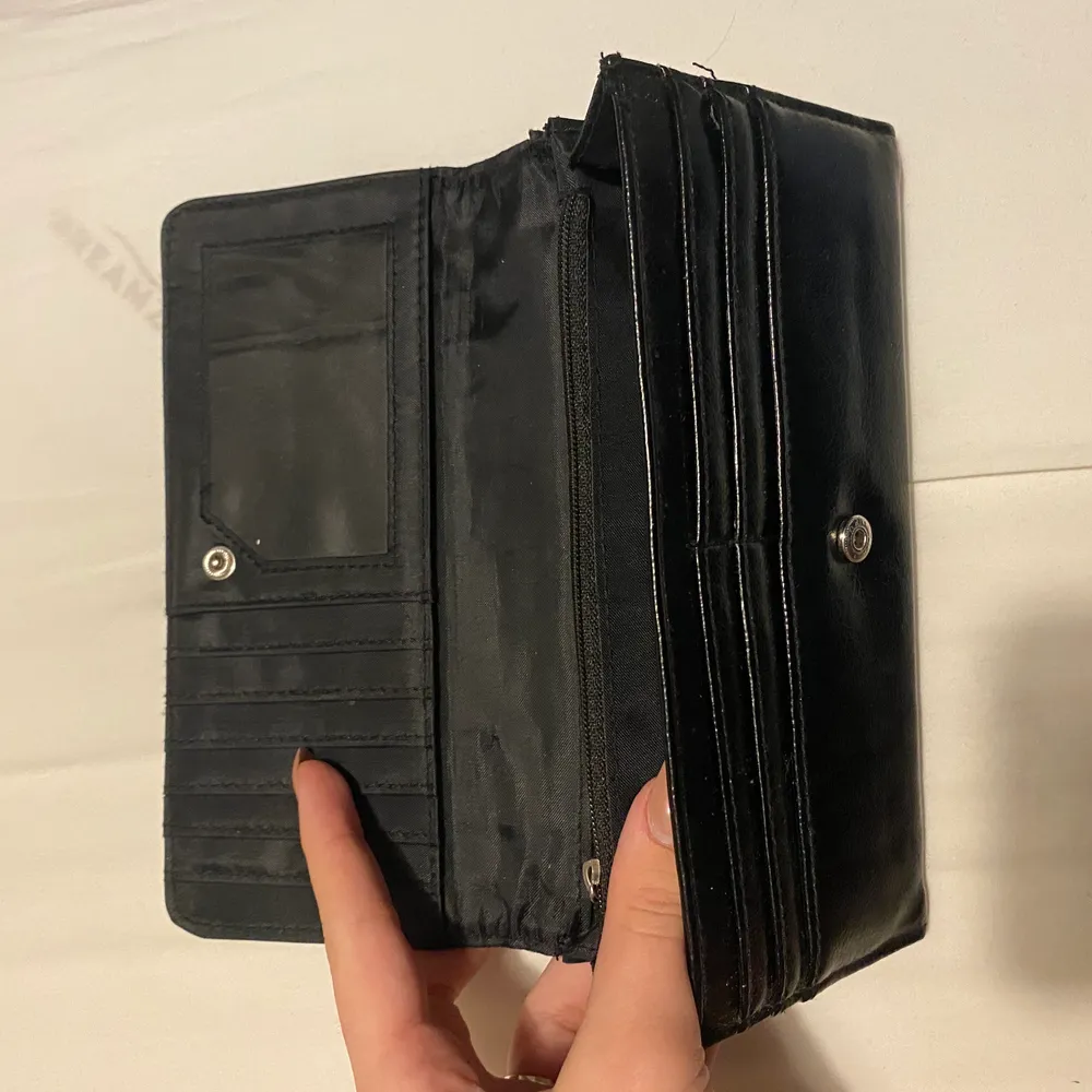 Säljer denna skit snygga plånbok. Den är i jätte bra skick. Undrar man över något så är det bara att kontakta mig.. Väskor.
