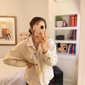 Beige oversized övertröja! - Super skön och snygg översized övertröja! Snygg och casua övertröja för våren, sommaren och till och med hösten! Använd en gång men är i super skick! Många intresserade så helst buda privat. :) frakten ingår i priset. 