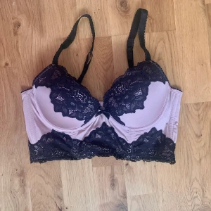 Korsett / BH i ljusrosa - Såååå fin bustier/korsett/bh, kommer inte till användning då jag nästan aldrig har bh så det är bättre om någon annan får användning för den! Den ser helt ny ut🤞🏼 