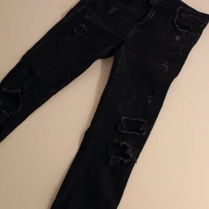 Svarta jeans med slitage från Zara - Svarta Zara jeans Med slitningar, fint skick!  Storlek: 38 Direkt pris: 40kr, Skriv buden till mig privat eller kommentera på bilden! Buda med minst 5kr varje gång ✨(Alla bud är välkomna) Köpare står för frakten (Du bestämmer vilket paket så länge det uppfyller vikt och storleks kraven)