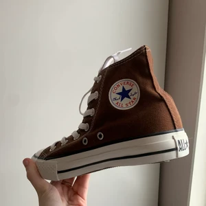 Bruna Converse - !!!BUD PÅ 625+frakt LIGGER!!                                         Fina converse som aldrig är använda🥰 Köpare står för frakt och vid fler frågor är det bara att skriva!❤️