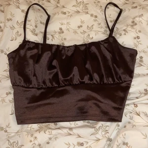 Draperat brunt linne - Endast använt två gånger! Har inte koll på märket eftersom lappen är bortklippt från förra säljaren men toppenskick!💖 frakt tillkommer på 48kr