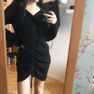 S-M - En suuper skön klänning som inte kommit till användning. Man kan justera tråden så att man kan så den hur lång/ kort man vill. Storleken är S men skulle tro att den passar en M också (Ursäkta den smutsiga spegeln)