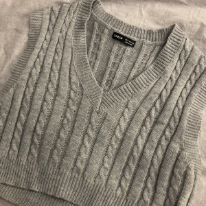Stickad väst - Grå stickad väst från Shein i strl M, den är dock liten i storleken! Aldrig använd 