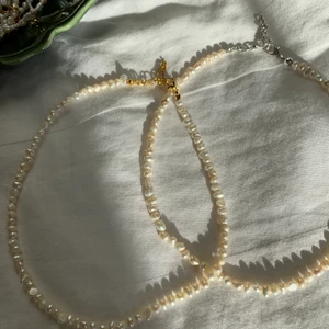 PärlHalsband av äkta sötvattenspärlor🤍 - Kolla in mer på Instagram @aliceruthjewelry🥰🥰          Gör dessa på beställning! Går att välja i både silver och guldpläterad kedja och lås!🥰