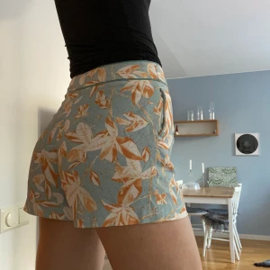 Shorts med mönster - Shorts i mjukt material, turkos-vit bakgrund till gula löv. Jättesköna men lite för små för mig, strl. 34 🍂