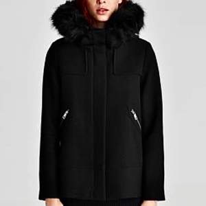 Snygg kort kappa från Zara med svart päls på luvan. Inte använd många gånger så i mycket bra skick. 