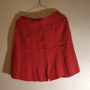 A-linjeformad småprickig kjol - Superfin tunn kjol, klarröd med mini vita prickar på, röda knappar, fint second-hand skick, små slitsar på sidorna, sitter precis över höften eller i midjan, stl 38 men skulle nog kunna passa en 36:a också (det beror på var/hur man vill att den ska sitta), går nästan till knäna. Jag tycker om denna så mycket så vill bara sälja den om jag får lite mer för den, därav det högre priset.