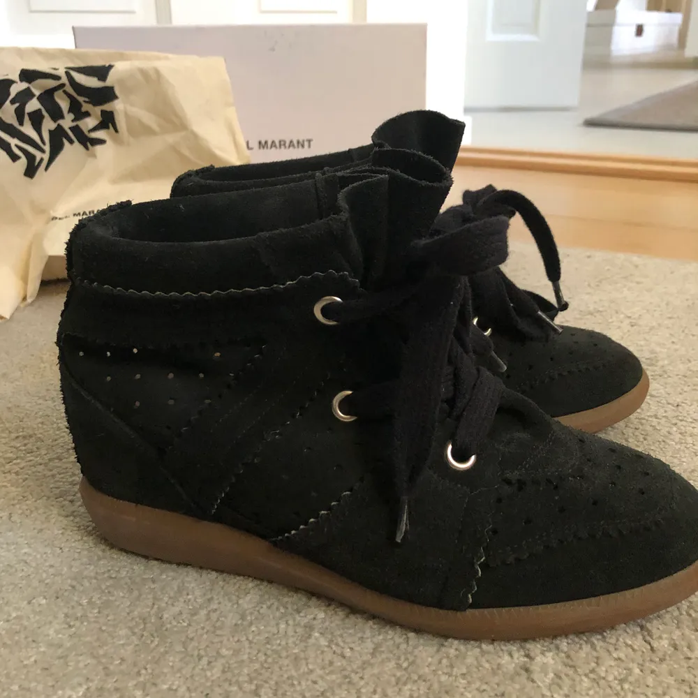 Så fina svarta Isabel Marant sneakers med kilklack i storlek 39. Använda fåtal gånger, ca och i jättebra skick. Dustbag och låda ingår<3  Nypris är 4 495 kr, köpta på My Theresa . Skor.