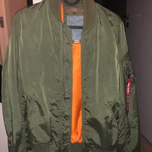 Alpha Industies  - Använd 3 gånger, i nyskick inga fläckar eller så. 