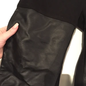  - Svarta jeans från Gina tricot i strlk. 40, den är liten i storleken så passar nog en 38 också. Endast använd ett par fåtal gånger, säljes pga för stor för mig nu. 