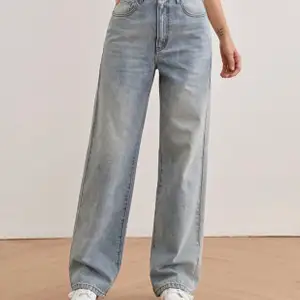 Säljer dessa vida jeans, köpta från SHEIN som tyvärr va lite för korta för mig som är 170, frakt ingår ej💕