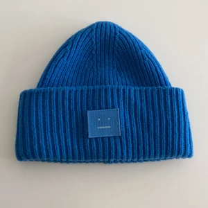 Acne mössa ❄️ - Säljer nu denna mössa från Acne Studios! Superfint skick och färg! Inte sett särskilt många med denna färg! Fungerar året om! Nypris: 1100 kr