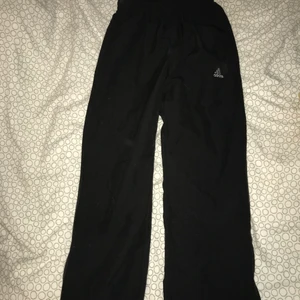 Byxor  - Svart fina, man kan dra åt där nere vid byxorna 