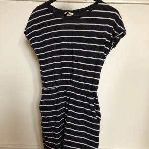 Sommarklänning - Randig sommarklänning från H&M med FICKOR!! Klänningen är ganska löst sittande med ett tunt resårband i midjan som ger en snygg fit. Köpte för ett par år sedan men den är fortfarande i väldigt bra skick. Orginalpris 200 kr