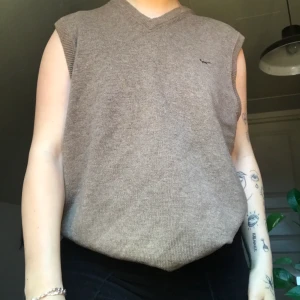 Trendig väst  - Trendig väst från märket Wolsey i storlek XL men passar otroligt bra på mig som vanligtvis har storlek S. Otroligt trendig och i en fin beige färg som är väldigt inne just nu!