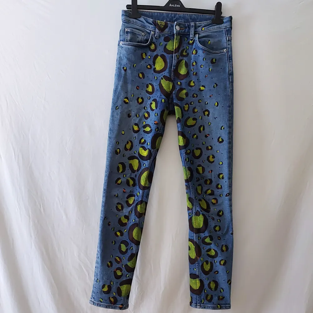 Handmålade weekday jeans med stretch och hög midja . Jeans & Byxor.