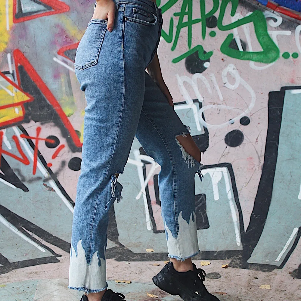 Lösa jeans med hål och målade eldflammor 🤍 Skriv för mer info. Kan upphämtas i Karlstad, annars står köparen för frakten. Jeans & Byxor.