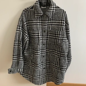 Skjortjacka - Rutig skjortjacka i lite längre modell. I jättefint skick. Storlek XS men oversize i modellen så passar allt från S - L beroende på hur man vill att den ska sitta.