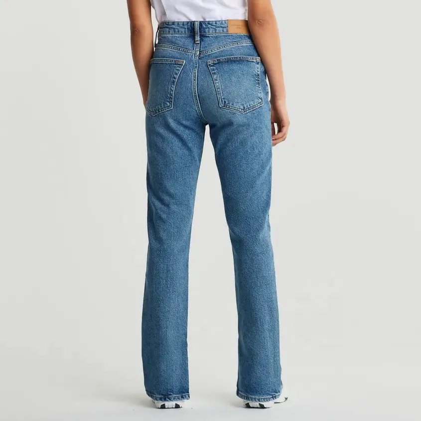 Helt nya jeans, prislapp är kvar. Säljes pga lite för stora för mig. Så snygga med slits. Nypris: 599 💙. Jeans & Byxor.