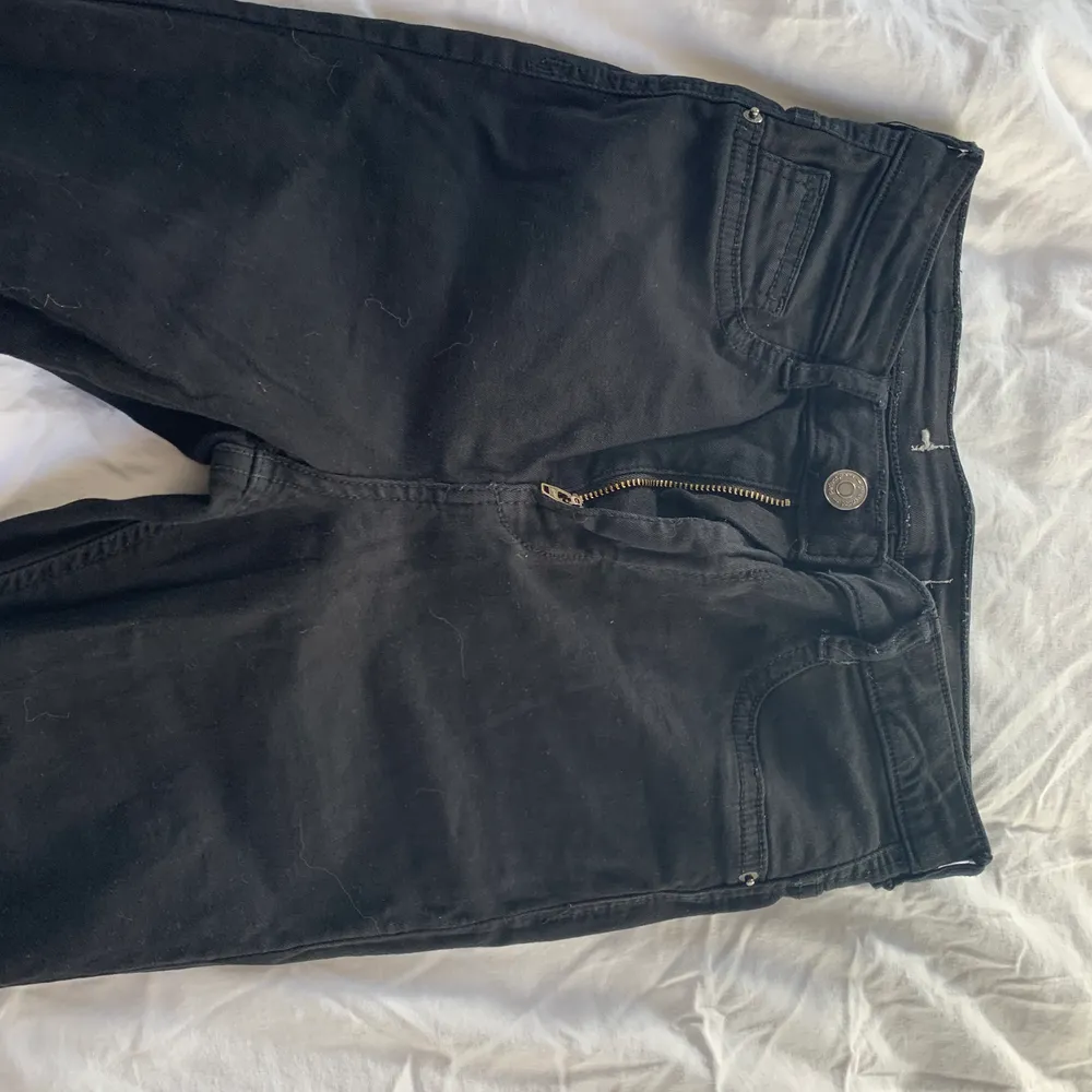 Jag säljer ett par svarta jeans ifrån Gina tricot. I den populära modellen Molly. Dessa jeansen är så sköna och extremt stretchiga. Använda få gånger pågrund av att dom är för stora. Storlek M men passar både större och mindre❤️. Jeans & Byxor.