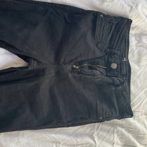 Svarta skinny jeans  - Jag säljer ett par svarta jeans ifrån Gina tricot. I den populära modellen Molly. Dessa jeansen är så sköna och extremt stretchiga. Använda få gånger pågrund av att dom är för stora. Storlek M men passar både större och mindre❤️