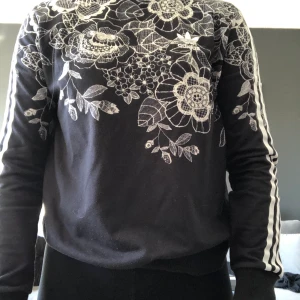 Adidas tröja - Snygg tröja som matchar med tightsen jag säljer! Supercoolt set som jag tyvärr vuxit ur. Kan användas både till träning med tightsen och till vardags med ett par jeans🤩