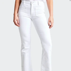  Vita bootcut-jeans  -  Aldrig använt då det var en för liten storlek. Super fina och fräscha 🤍🐚🍋✨ 