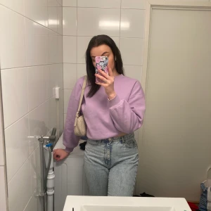 Lila sweatshirt - Lila sweatshirt från Gina tricot💜 använd 2 gånger. Säljer även en likadan i svart🖤