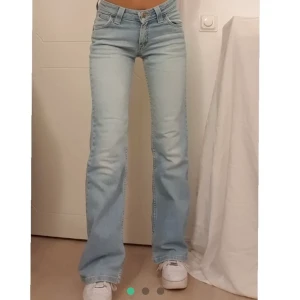 Vintage Lee los Waits bootcut jeans - Detta är ett par lee vintage low waist bootcut jeans. Säljs pga att de inte längre passar, därav är första bilden lånad, men det är exakt samma modell, är dock något mörkare. Priset kan alltid diskuteras och om ni undrar något är det bara att kontakta mig💓 högsta bud 440 kr, budgivning avslutas 30/1 kl20.00