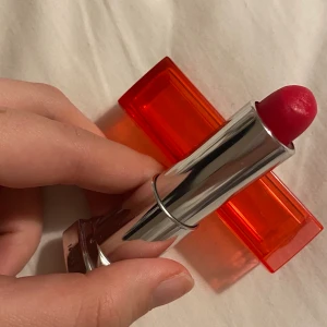 Säljer detta läppstift  - Säljer detta läppstift i färgen vivid rosé. Den är testad, men jag har rengjort den. Undrar man över något så är det bara att kontakta mig.